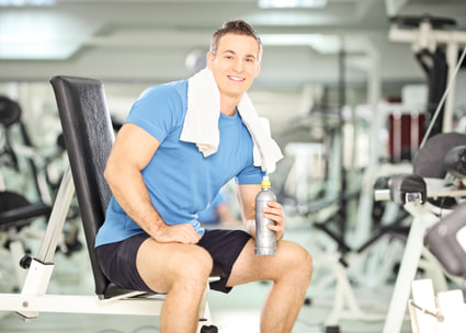 Un homme sur un presse jambes Un homme sur un presse jambes